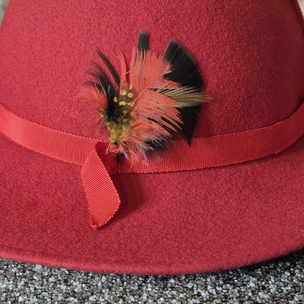Geo. W. Bollman Hat Co. (USA) Vintage Red Wool Felt Derby Hat Feather Accent - Picture 3 of 6